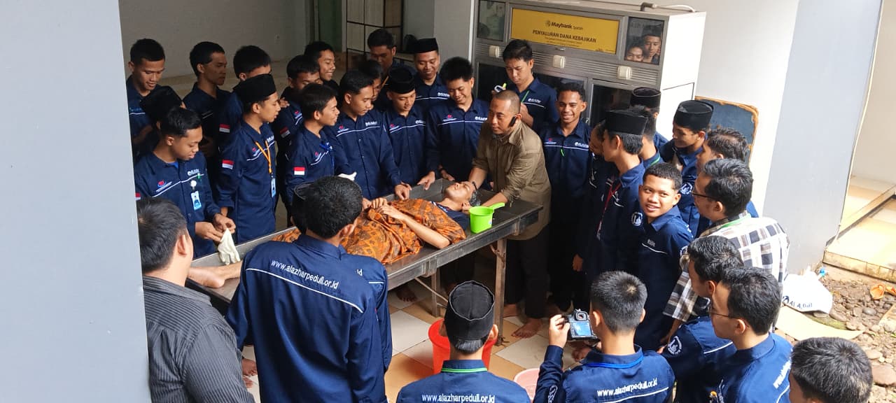 Bekali Keberanian dan Ilmu Syar’i, Santri RGI Ikuti Pelatihan Pengurusan Jenazah